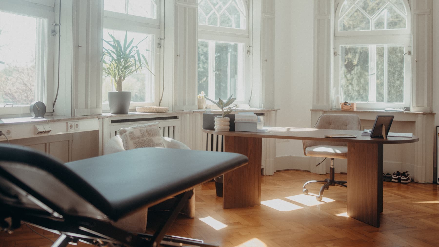 Behandlungsraum der Praxis ASANTE Myoreflextherapie & Physiotherapie in Saarbrücken mit Liege
