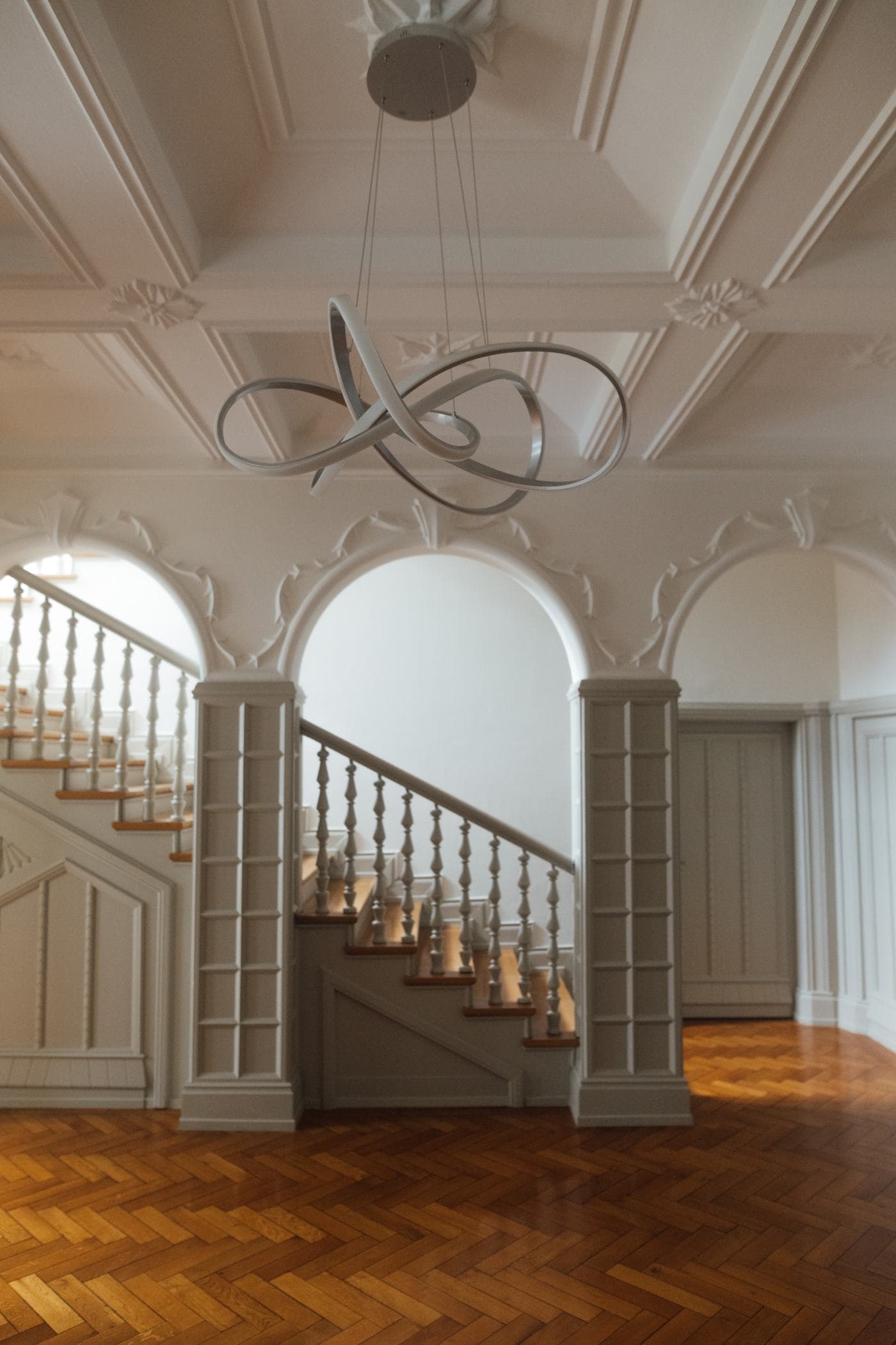 Foyer Am Staden 17 mit Bögen und Treppe